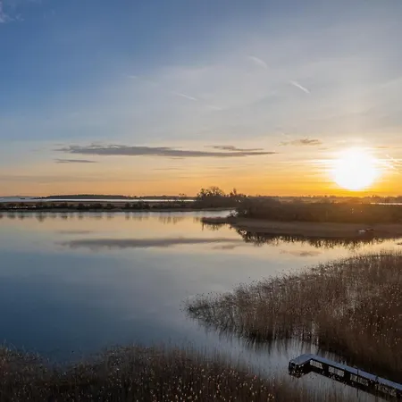 Boddenhuus - Traumhaus Mit Steg Und Boot Apartmán Zudar