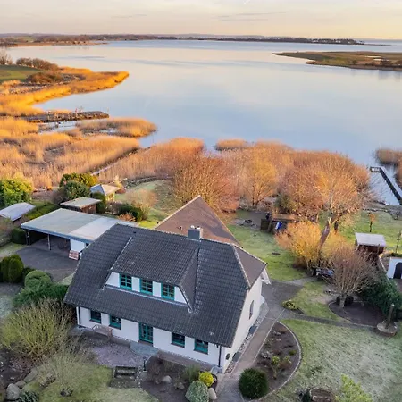 Apartmán Boddenhuus - Traumhaus Mit Steg Und Boot