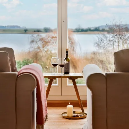 Boddenhuus - Traumhaus Mit Steg Und Boot Apartmán *