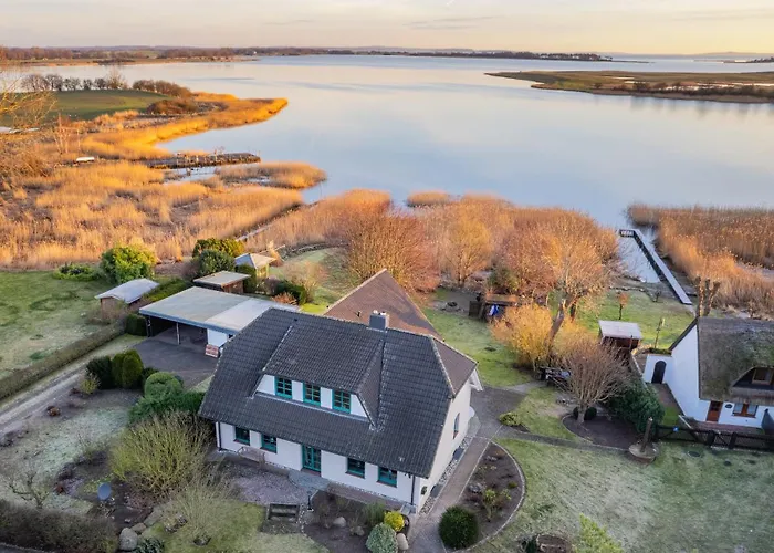 Appartement Boddenhuus - Traumhaus Mit Steg Und Boot
